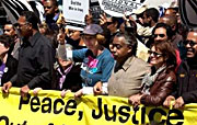 Cindy Sheehan, cuyo hijo muri� en Irak, la actriz Susan Sarandon y el dirigente de los derechos civiles Jesse Jackson y Rev. Al Sharpton 